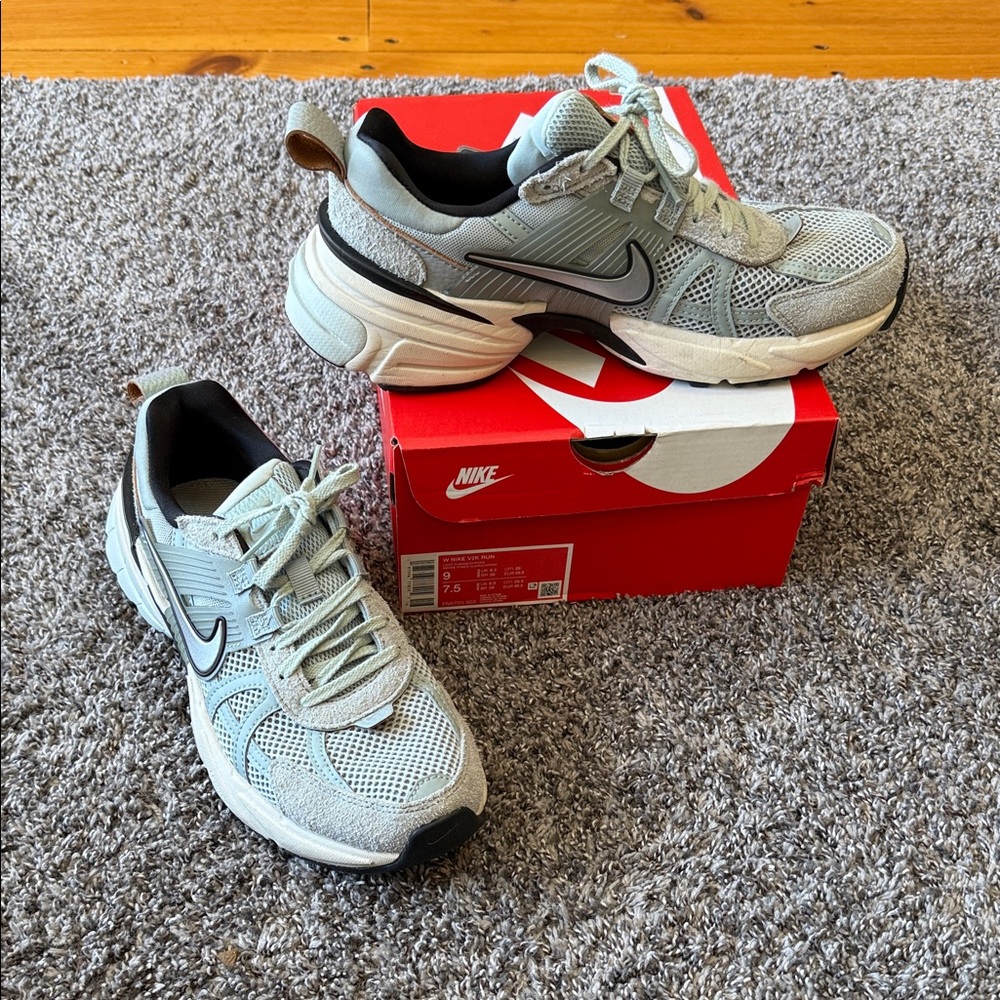 Women’s Nike V2K EUC Running Shoes Size 8.5